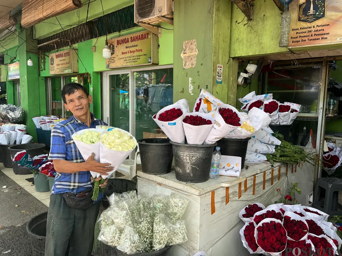 Pedagang sedang merapikan bunga atau kembang di Pasar Kembang Rawa Belong, Kebon Jeruk, Jakarta Barat, Rabu, 3 September 2025. (Sumber: Poskota/Pandi Ramedhan)