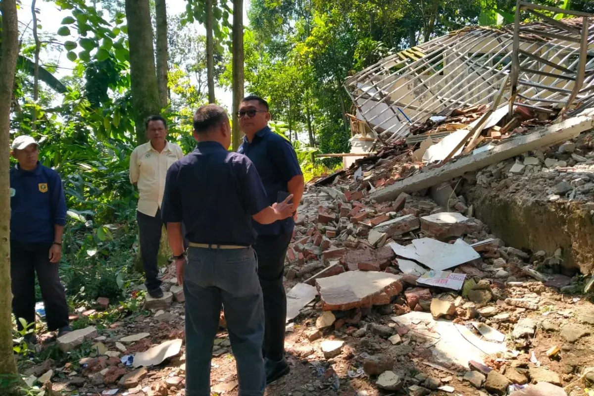 Kondisi dua ruang kelas di SDN Nangela Kecamatan Nanggung yang roboh karena hujan dan angin kencang. (Sumber: Dok. Pemkab Bogor)