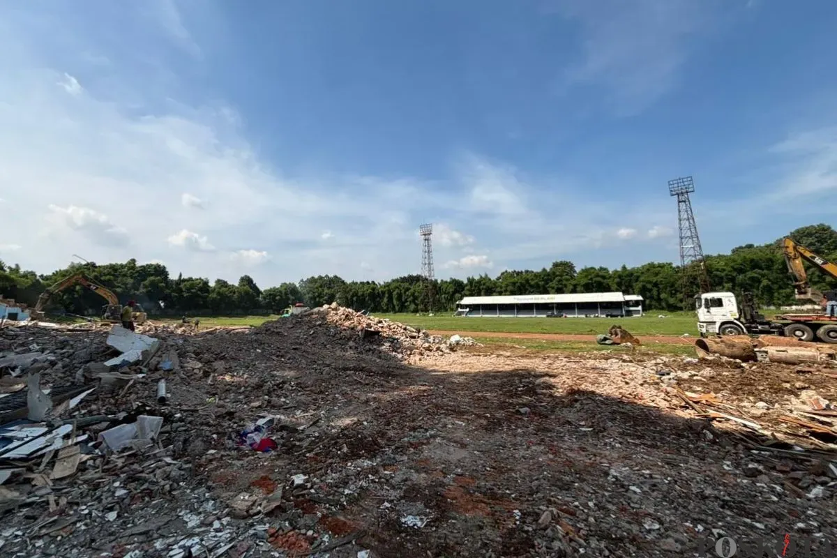 Penampakan tribune barat Stadion Pajajaran, Kota Bogor, dibongkar dalam proses revitalisasi, Rabu, 3 September 2025. (Sumber: Poskota/Giffar Rivana)