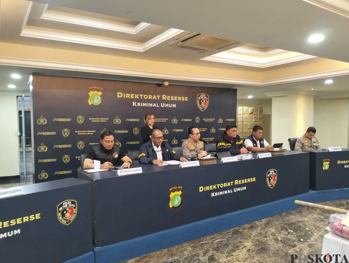 Konferensi pers Polda Metro Jaya terkait penetapan enam orang sebagai tersangka dalam kasus dugaan penghasutan aksi anarkis yang terjadi dalam rangkaian unjuk rasa sejak 25-31 Agustus 2025. (Sumber: Poskota/Ali Mansur)