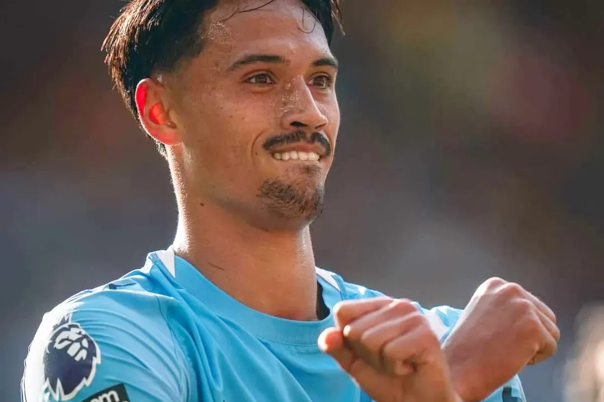 Potret pemain Manchester City, Tijjanni Reijnders yang memberikan semangat kepada Eliano Reijnders usai bergabung dengan Persib Bandung. (Sumber: Instagram/@tijjanireijnders)
