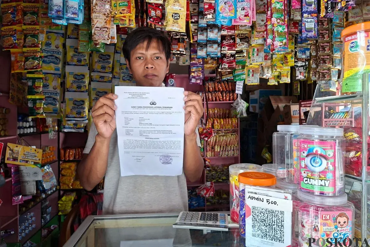 Penjaga warung sembako menunjukan laporan pencurian modus hipnotis di Jalan Waru Jaya, Kp. Sugu Tamu RT 02/RW 22, Kelurahan Mekar Jaya, Kecamatan Sukmajaya, Kota Depok, Rabu, 3 September 2025. (Sumber: Poskota/Angga Pahlevi)