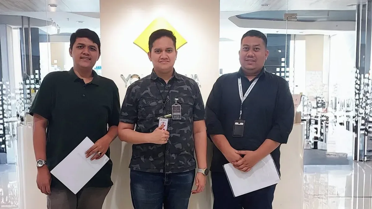 (Kiri ke kanan) Account Manager Xooply by Metranet Tomi Putra Dwi Jans, Implementation Officer Xooply Metranet Fakhrul Bahri Ardiansyah, dan Technical Group Leader Yokogawa Theo Amudi di Yokogawa Electric. (Sumber: PT Telkom Indonesia (Persero) Tbk)