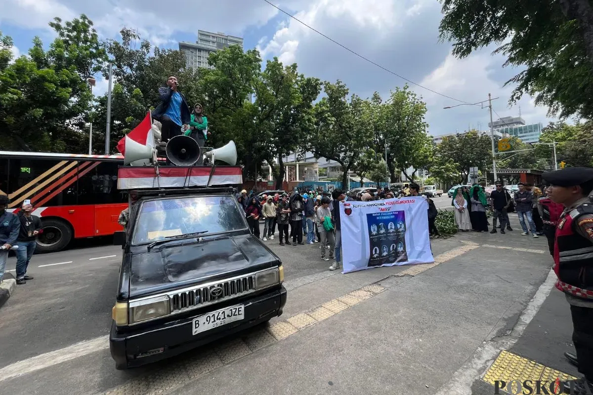 Aliansi Mahasiswa Peduli Demokrasi (AMPSI) menggelar demo di depan Gedung DPRD Jakarta, Gambir, Jakarta Pusat, Kamis, 4 September 2025. (Sumber: Poskota/Muhammad Tegar Jihad)