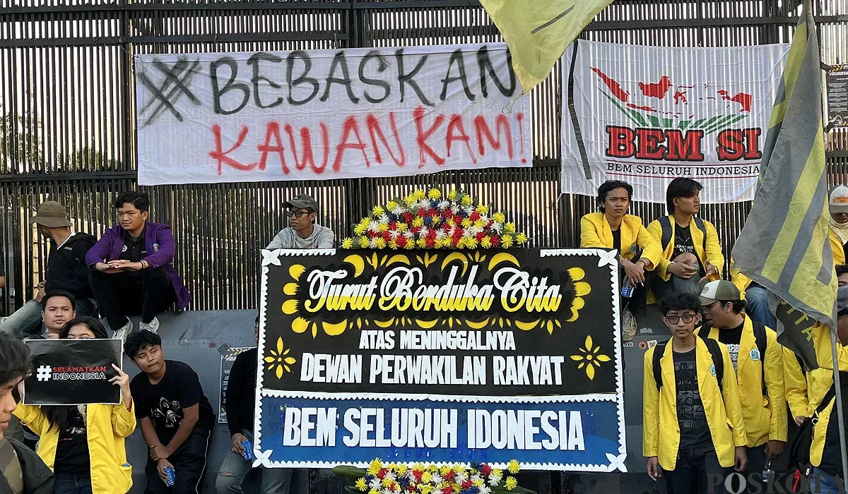 Para mahasiswa dari sejumlah perguruan tinggi yang tergabung dalam BEM SI menggelar aksi damai di depan Gedung DPR RI, Kamis, 4 September 2025. (Sumber: POSKOTA | Foto: Pandi Ramedhan)