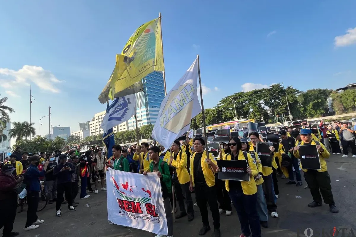 Puluhan massa dari BEM SI menggelar aksi damai di depan Gedung DPR RI, Senayan, Jakarta Pusat, Kamis, 4 September 2025. (Sumber: Poskota/Pandi Ramedhan)