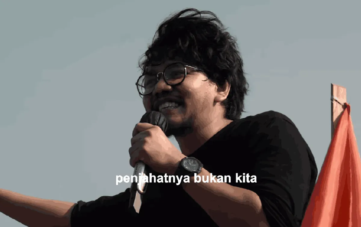 Sosok Ferry Irwandi, seorang konten kreator dan YouTuber asal Indonesia yang dikenal karena konten inspiratif serta kritik sosialnya. (Sumber: Instagram/@irwandiferry)
