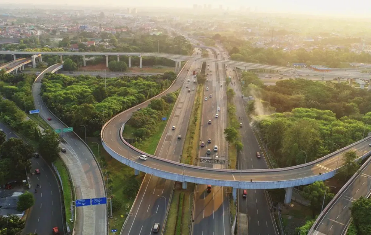 Jalan Tol Akses Tanjung Priok membentang sepanjang 11,4 km sebagai urat nadi distribusi logistik nasional. (Sumber: Dok/Hutan Karya)