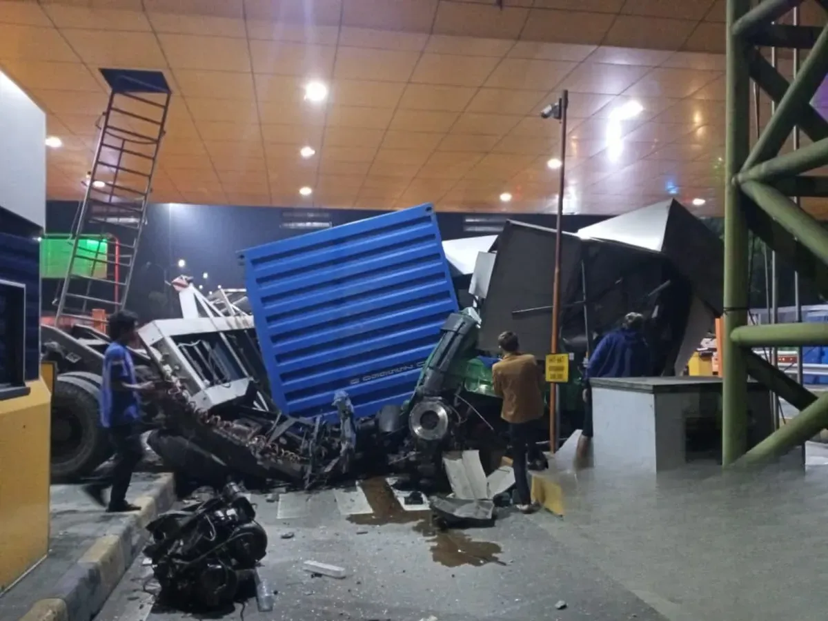 Kecelakaan serius nyaris merenggut korban jiwa di Gerbang Tol (GT) Ciawi 2, Tol Jagorawi arah Jakarta pada Kamis dini hari, 4 September 2025. (Sumber: Jasa Marga)