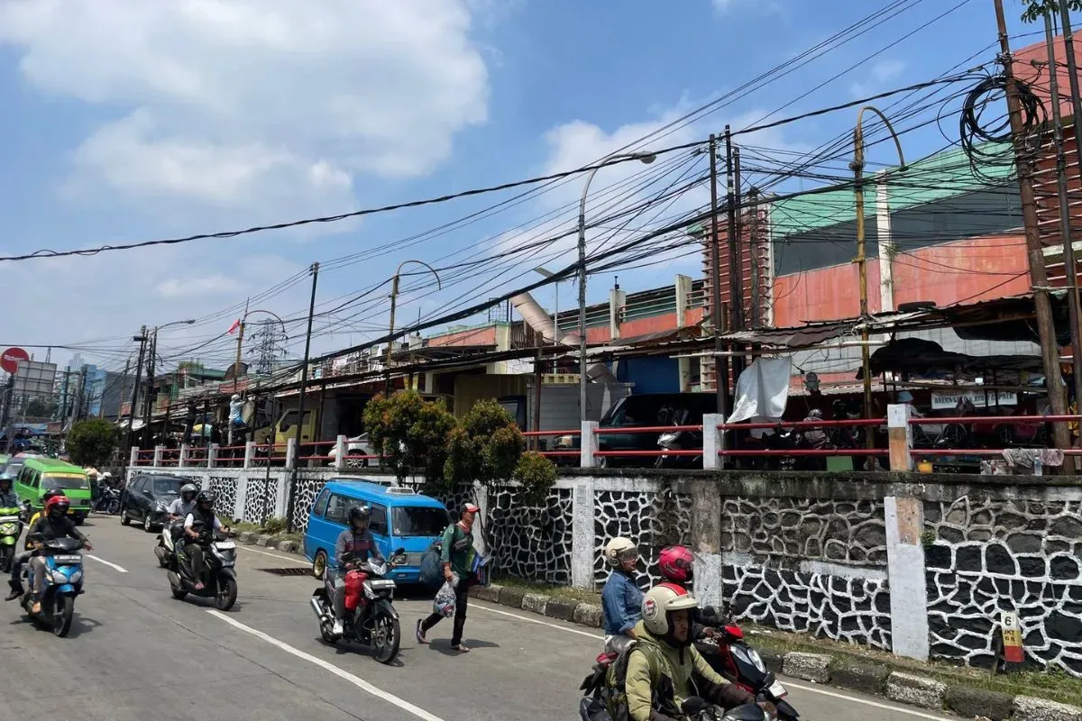 Pemkab Bogor bebenah kabel udara di kawasan Ciawi untuk menciptakan tatanan kota yang indah dan rapih. (Sumber: Dok. Pemkab Bogor)