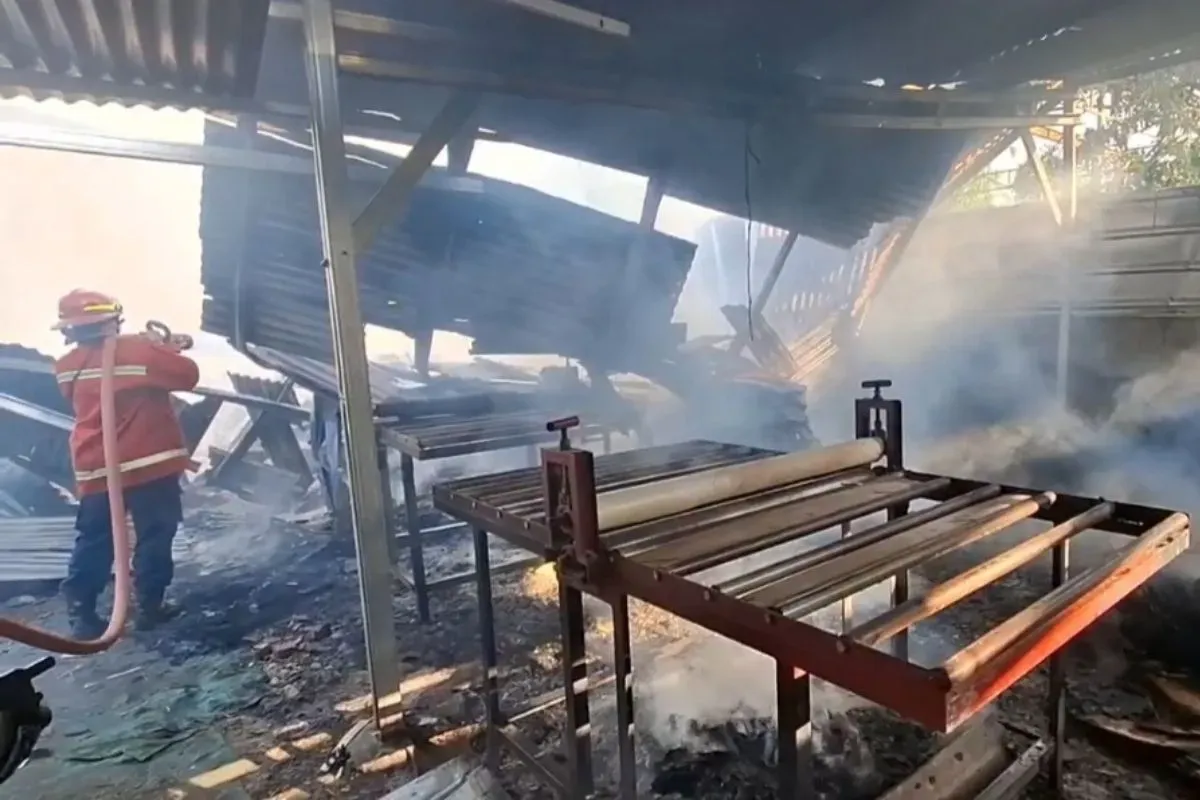 Pabrik kemasan kardus di di Kampung Asem, RT 03/06, Kelurahan Mustikajaya, Kecamatan Mustikajaya, Kota Bekasi, ludes terbakar seusai ditinggal penjaga, Kamis, 4 September 2025. (Sumber: Dok. Istimewa)