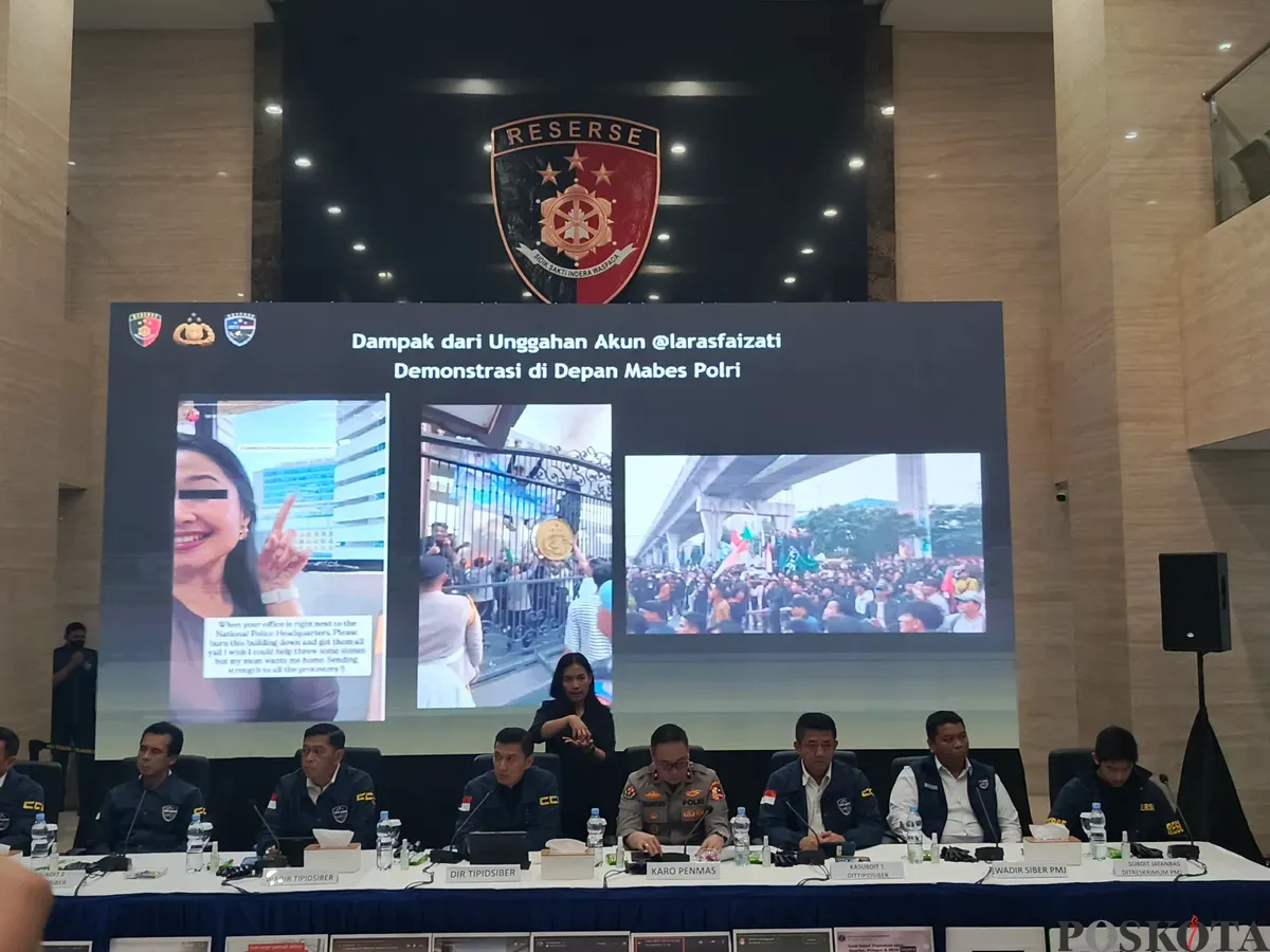 Konferensi pers Dittipidsiber Bareskrim Polri terkait penetapan tersangka terduga penyebaran ajakan provokatif untuk berbuat anarkis saat aksi unjuk rasa di Gedung Markas Besar Polri pada pada akhir Agustus 2025. (Sumber: Poskota/Ali Mansur)