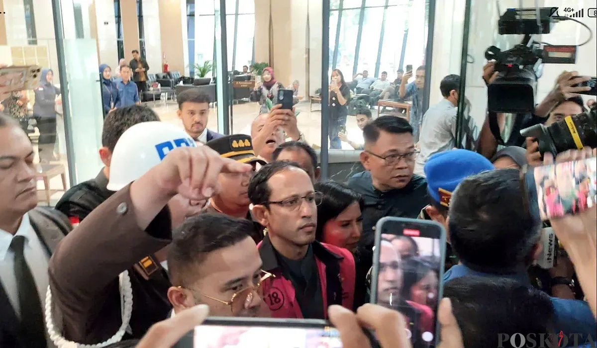 Mantan Mendikbudristek, Nadiem Makarim, saat digiring ke mobil tahanan di Kejaksaan Agung, Jakarta Selatan, Kamis, 4 September 2025. (Sumber: POSKOTA | Foto: Ali Mansur)