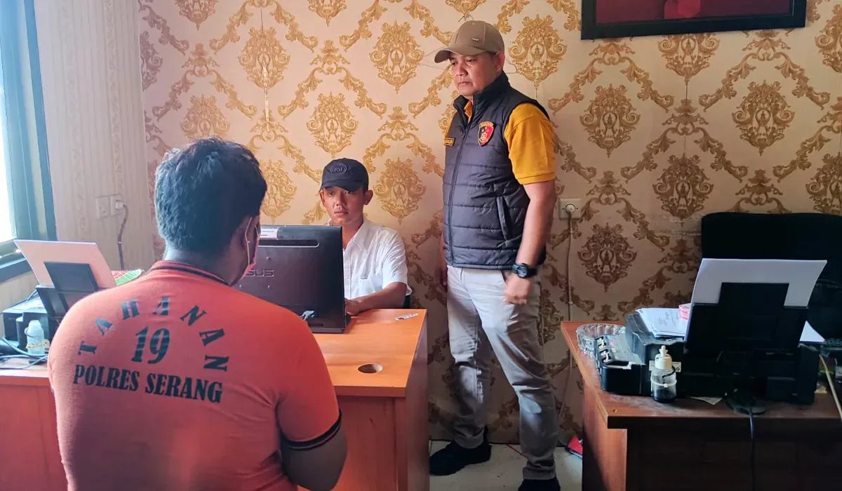 SU, pedagang sayur yang nekat jadi maling karena mengaku usahanya sedang sepi saat menjalani pemeriksaan di ruang Unit Reskrim Polsek Carenang. (Sumber: Dok Polsek Carenang)