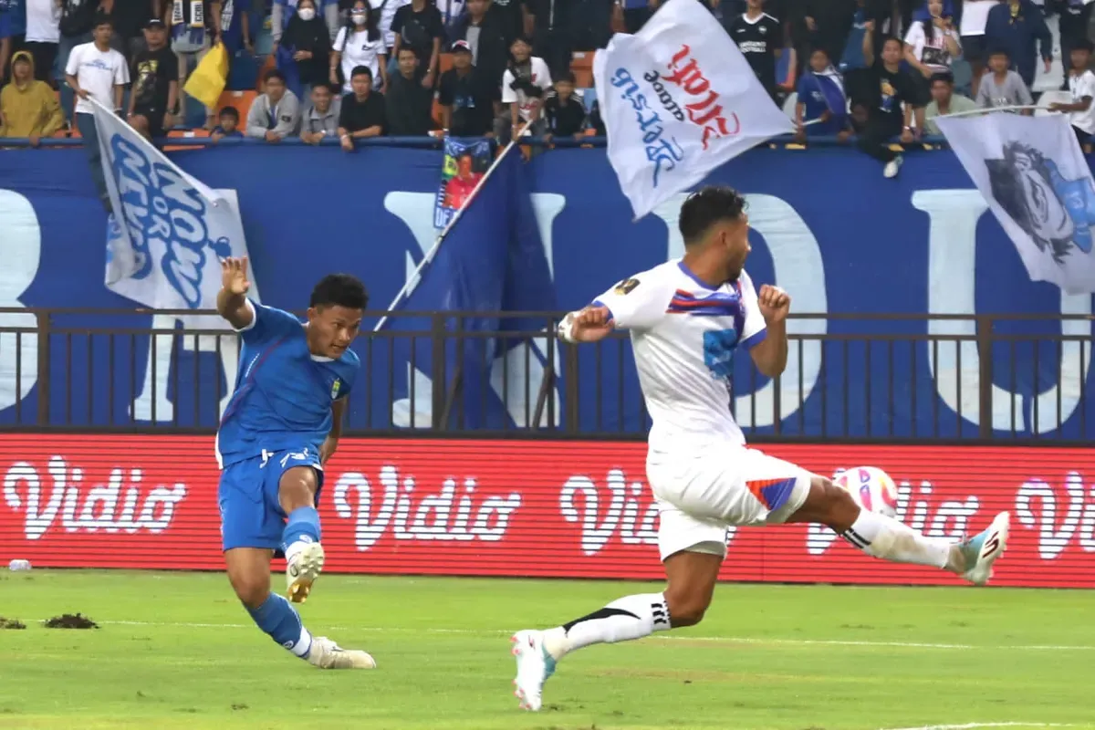 Pemain muda Persib Bandung, Zulkifli Lukmansyah (biru), siap membuktikan layak berada di posisi sayap skuad Maung Bandung. (Sumber: Istimewa)