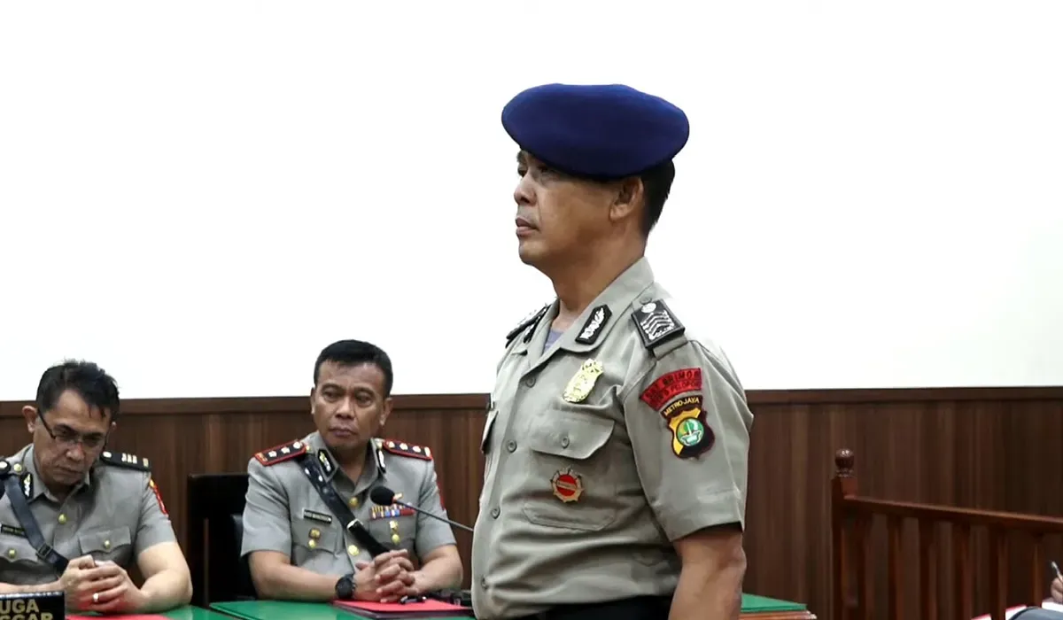 Anggota Korps Brimob Polri, Bripka Rohmat, pengemudi rantis yang melindas driver ojol, Affan Kurniawan saat menjalani sidang etik di Gedung TNCC, Jakarta Selatan, Kamis, 4 September 2025. (Sumber: Dok Humas Mabes Polri)
