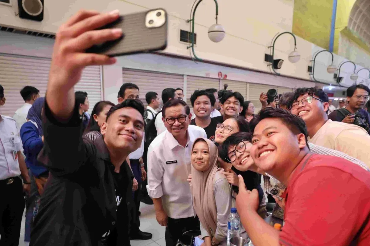 Gubernur DKI Jakarta, Pramono Anung berfoto bersama sejumlah masyarakat di kawasan Blok M Hub. (Sumber: jakarta.go.id)
