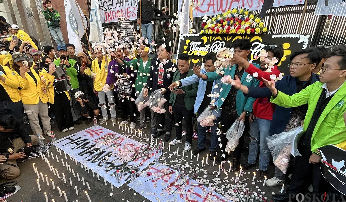 Para mahasiswa yang tergabung dalam BEM SI melakukan tabur bunga dan penyalaan lilin saat melakukan aksi unjuk rasa di depan Gedung DPR RI pada Kamis, 4 September 2025. (Sumber: POSKOTA | Foto: Pandi Ramedhan)
