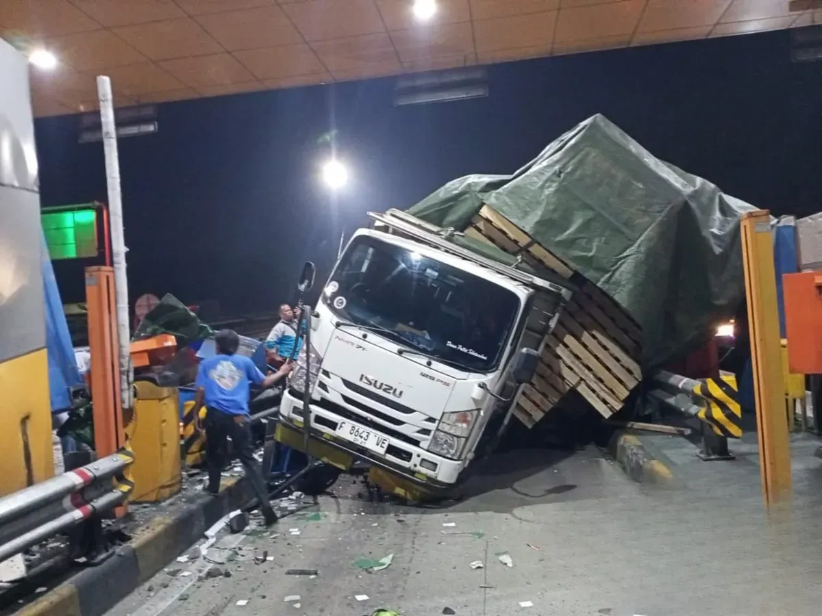 Kecelakaan serius nyaris merenggut korban jiwa di Gerbang Tol (GT) Ciawi 2, Tol Jagorawi arah Jakarta pada Kamis dini hari, 4 September 2025. (Sumber: Jasa Marga)