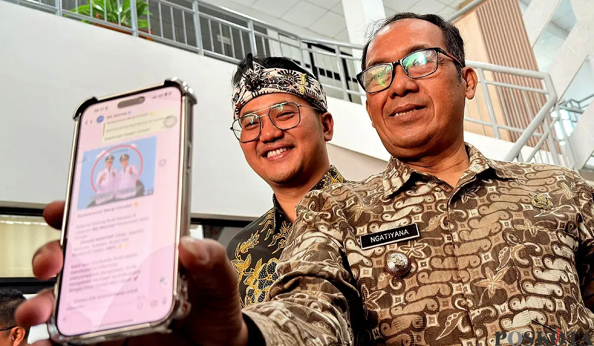 Wali Kota Cimahi, Ngatiyana dan Wakil Wali Kota, Adhitia Yudisthira menunjukkan layanan 'WA Mantap' untuk mempercepat komunikasi maupun laporan dari masyarakat. (Sumber: POSKOTA | Foto: Gatot Poedji Utomo)