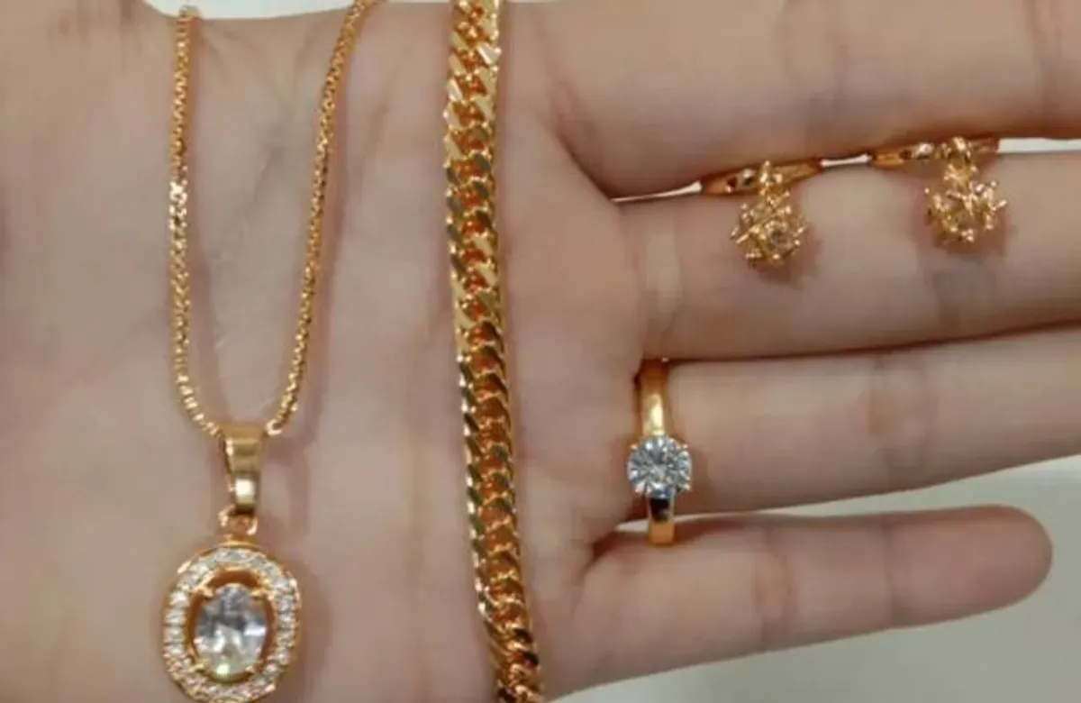 Perhiasan emas muda seperti cincin dan gelang tetap diminati karena harga terjangkau dan desain beragam. (Sumber: Pinterest)