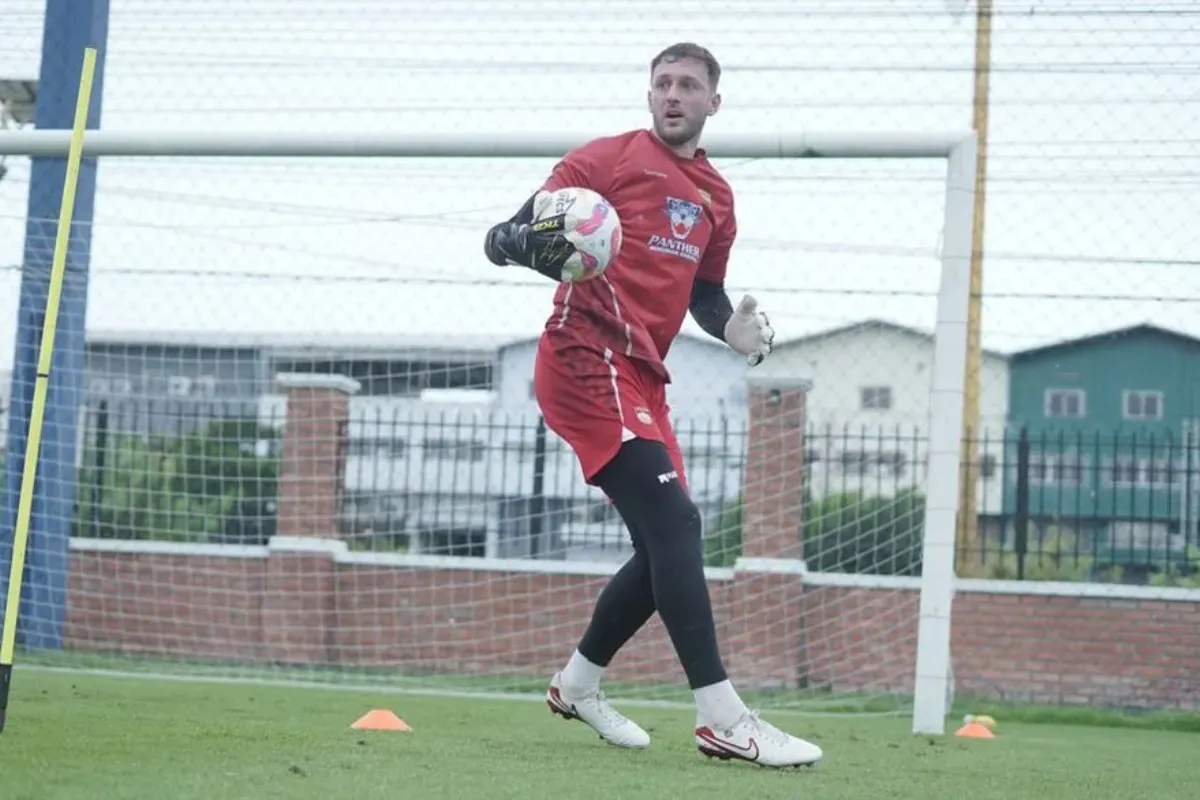 Potret kiper Persib Bandung, Adam Przybek yang berkutat dengan cedera dan belum menjalani debut. (Sumber: Persib)