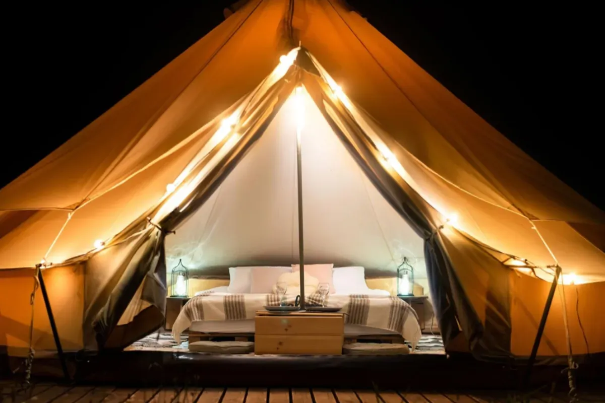 Ilustrasi rekomendasi tempat glamping di Bogor. (Sumber: Freepik/frimufilms)