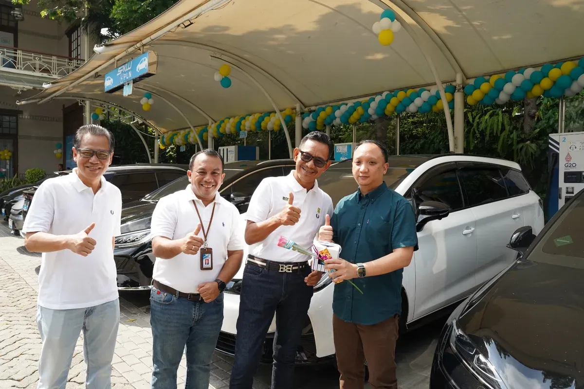 General Manager PLN UID Jakarta Raya, Moch. Andy Adchaminoerdin (kedua dari kanan) dan jajaran manajemen PLN UID Jakarta Raya menyapa pengguna kendaraan listrik di SPKLU PLN Gambir, Jakarta Pusat. (Sumber: Dok. PLN UID Jakarta Raya)