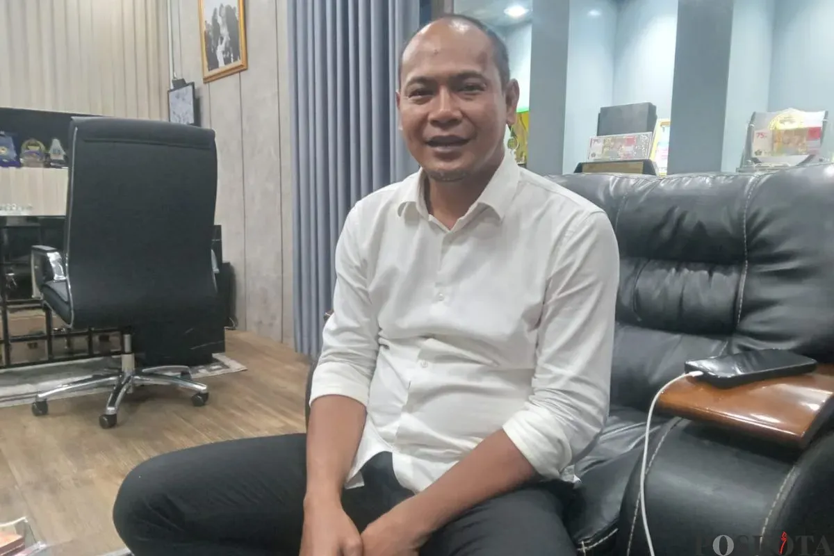 Sekda Karawang, Asep Aang Rahmatullah saat ditemui di ruangannya, Kamis, 4 September 2025. (Sumber: Poskota/Heri Effendi)