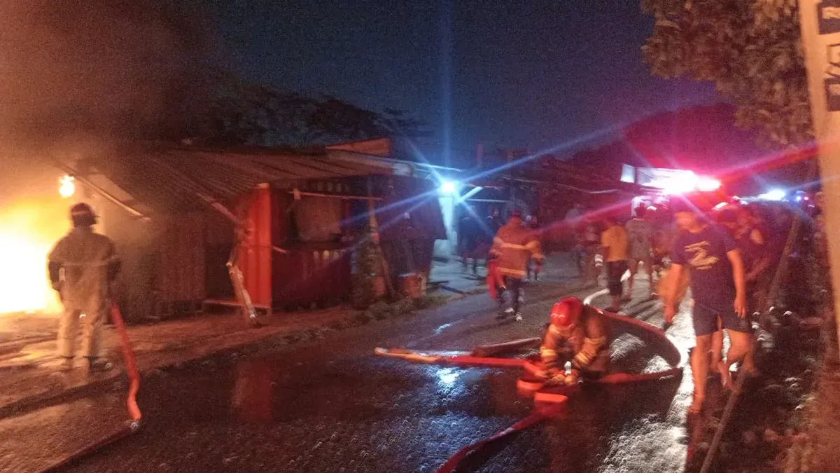 Lapak kayu madura di Cipayung Kota Depok ludek terbakar. Petugas Damkar berusaha memadamkan api. (Sumber: Damkar Depok)