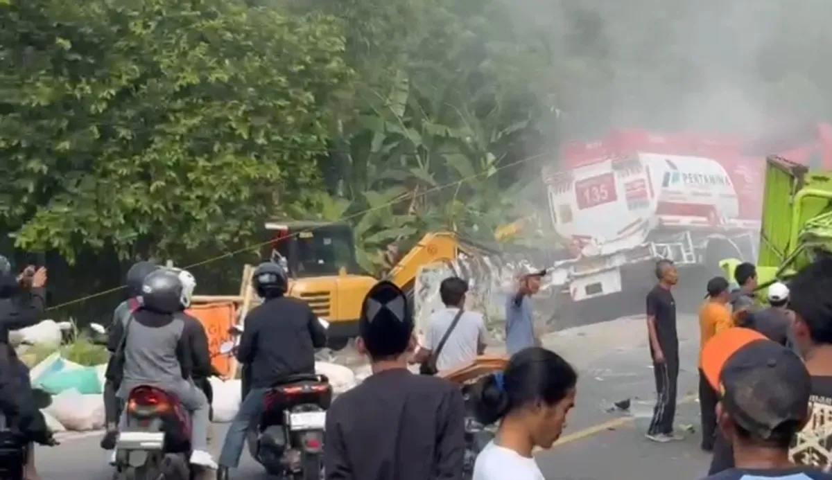 Kecelakaan beruntun di Jalan Raya Cigudeg, Kabupaten Bogor. Kecelakaan tersebut diduga akibat temblong truk tanki Pertamina. (Sumber: Istimewa)