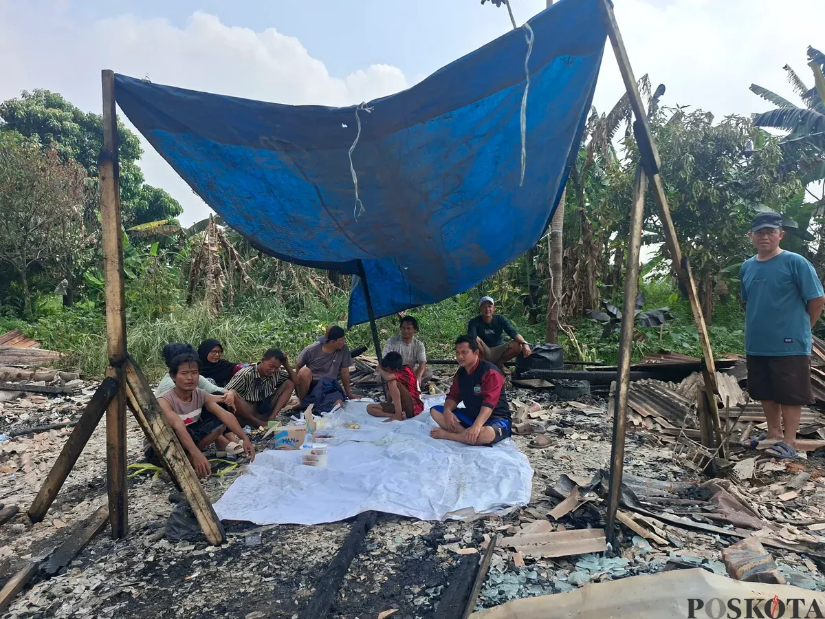 Para pemilik lapak kayu kusen yang terbakar masuh bertahan mendirikan lapak dengan terpal yang tersisa dari kebakaran di lokasi kejadian. (Sumber: Poskota/Angga Pahlevi)
