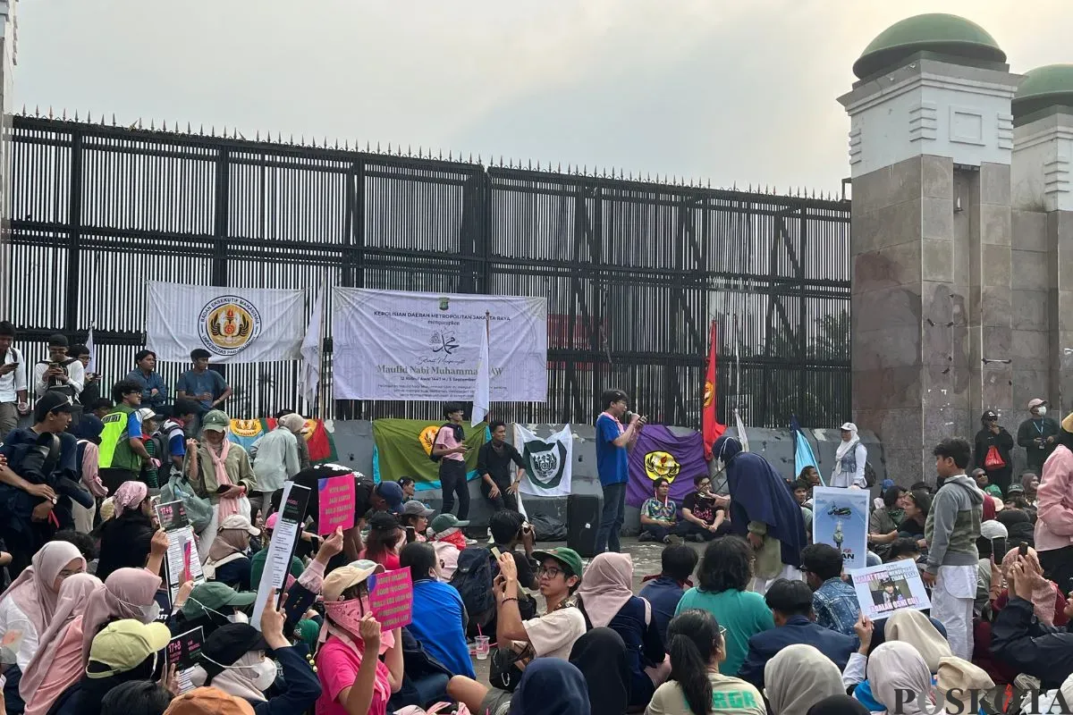 Sejumlah elemen masyarakat mulai buruh hingga mahasiswa menggelar aksi damai di depan Gedung DPR RI, Senayan, Tanah Abang, Jakarta Pusat, Jumat, 5 September 2025. (Sumber: Poskota/Pandi Ramedhan)