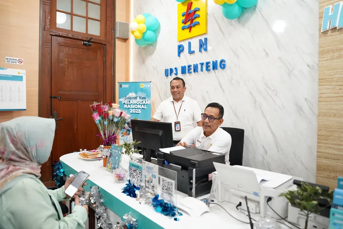 General Manager PLN UID Jakarta Raya, Moch. Andy Adchaminoerdin (kanan) melayani pelanggan di loket Kantor PLN UP3 Menteng, Jakarta Pusat, Kamis, 4 September 2025. (Sumber: Dok. PLN UID Jakarta Raya)