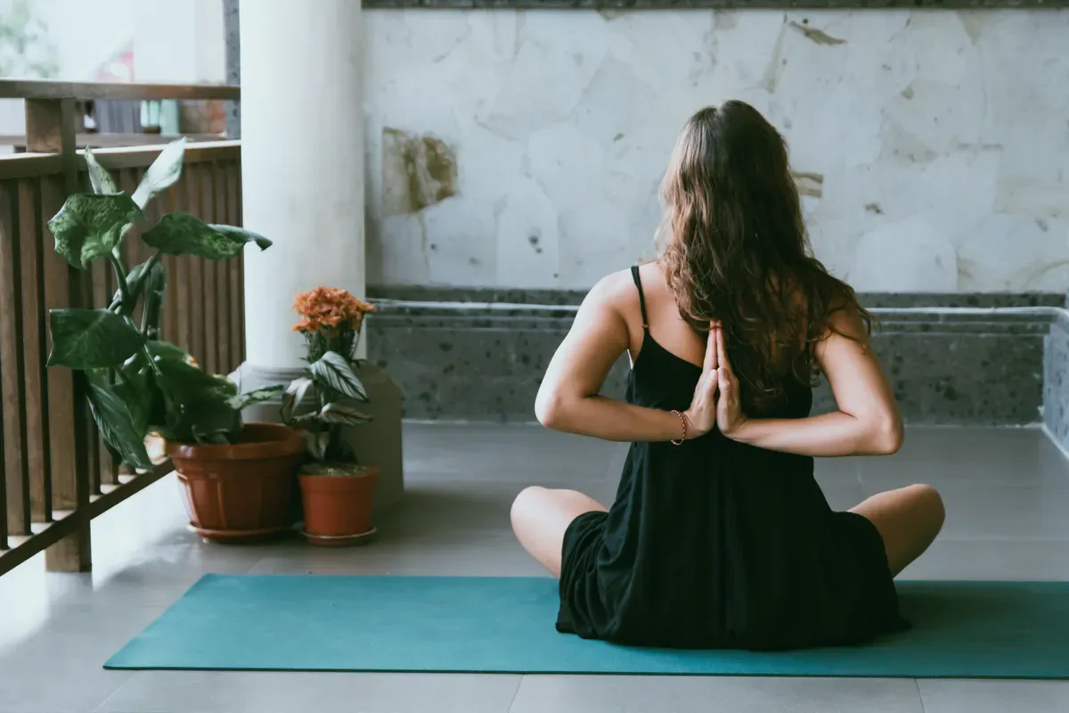 7 Jenis Olahraga yang Bisa Dilakukan di Rumah Tanpa Harus ke Gym dari Kemenkes (Sumber: Unsplash/Avrielle Ali)