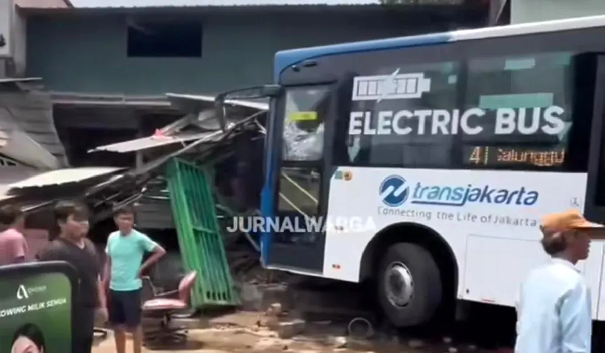 Tangkap layar insiden bus TransJakarta yang menabrak salah satu toko di Menteng, Jakarta Selatan pada Sabtu siang, 6 September 2025.