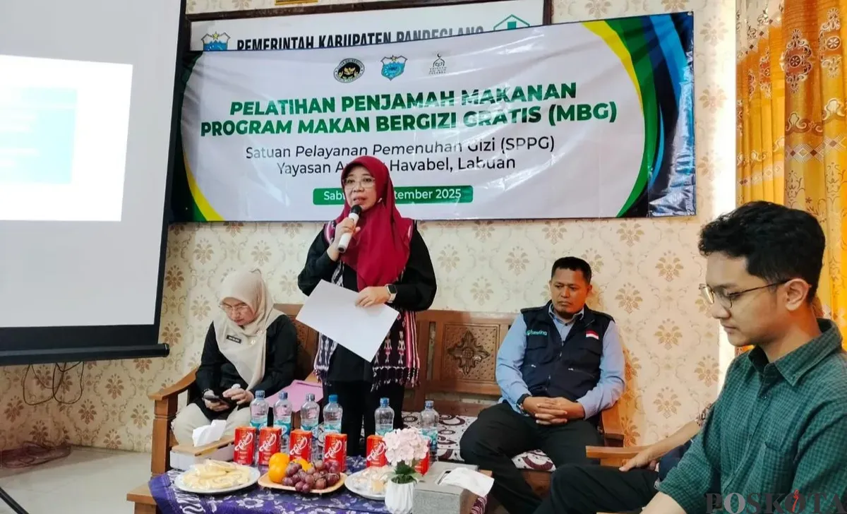 Kadinkes Pandeglang, Eniyati, saat memberikan materi dalam pelatihan relawan SPPG program MBG. (Sumber: Poskota/Samsul Fatoni)