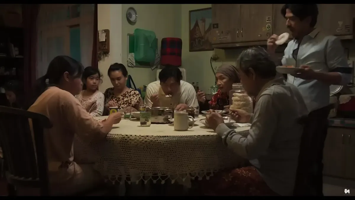 Sandwich generation dituntut pintar mengatur gaji UMR agar kebutuhan diri, orang tua, dan anak tetap terpenuhi tanpa mengabaikan dana darurat. (Sumber: Dok/Film Home Sweet Loan)