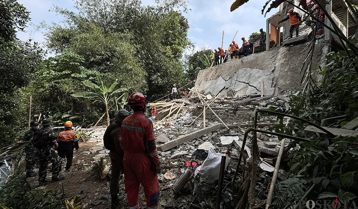 Kondisi tempat majelis taklim di Kampung Ciapus, Desa Sukamakmur, Kecamatan Ciomas, Kabupaten Bogor, yang roboh pada Minggu pagi, 7 September 2025. (Sumber: POSKOTA | Foto: Giffar Rivana)