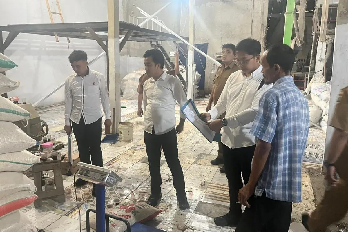 Polisi membongkar  gudang pengoplosan beras di Kampung Pabuaran Bugel, Desa Pasirlimus, Kecamatan Pamarayan, Kabupaten Serang. (Sumber: Dok. Polres Serang)