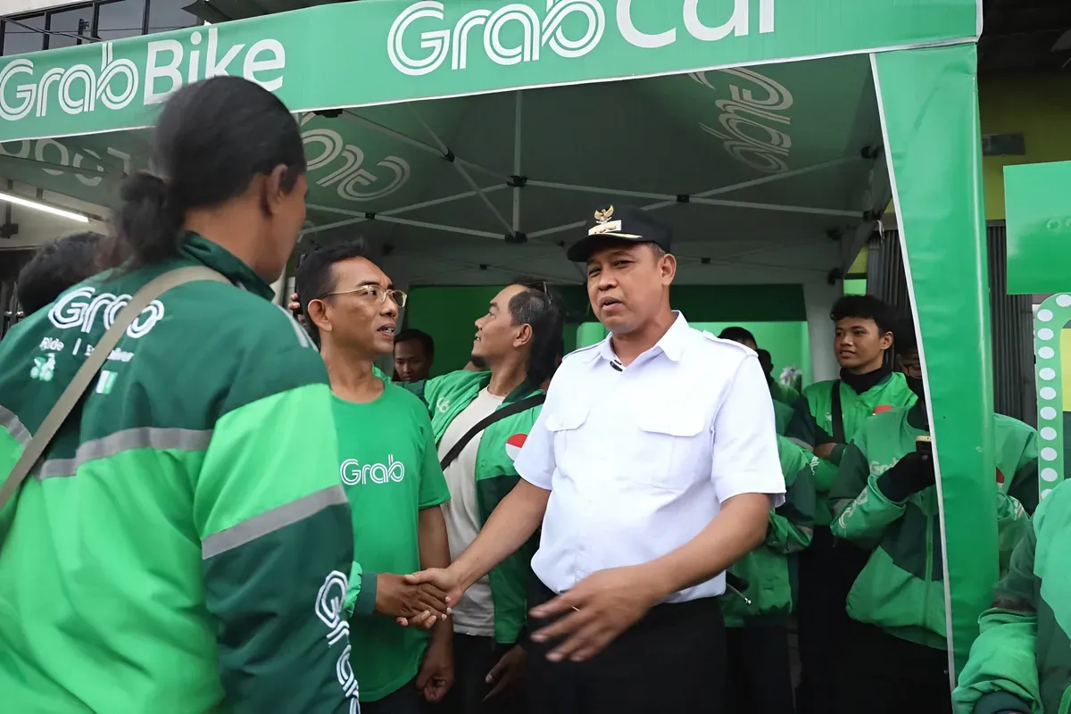 Wali Kota Bekasi, Tri Adhianto berbincang dengan pengemudi ojek online di sekitar Pemkot Bekasi, Minggu, 7 September 2025. (Sumber: Dok. Istimewa)