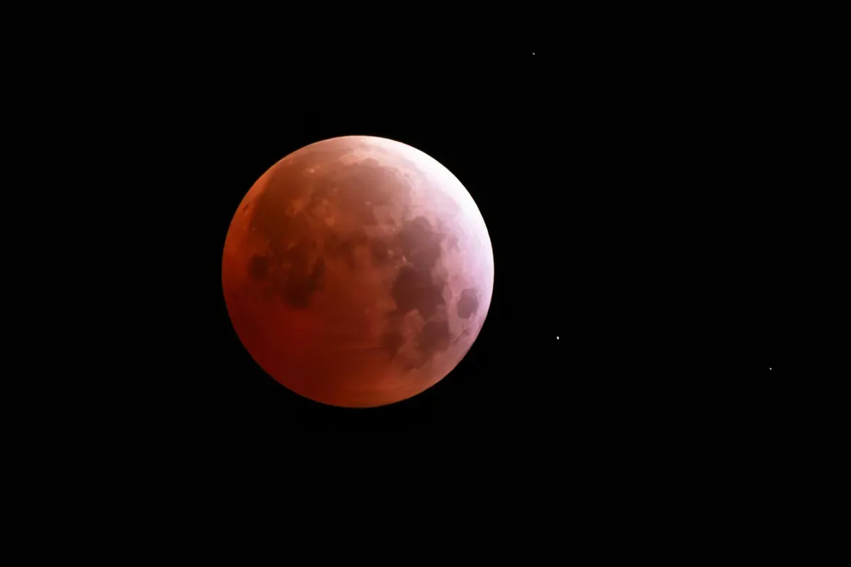 Gerhana Bulan Total atau Blood Moon akan berlangsung malam ini. (Sumber: Pexels/Enrique Hidalgo)
