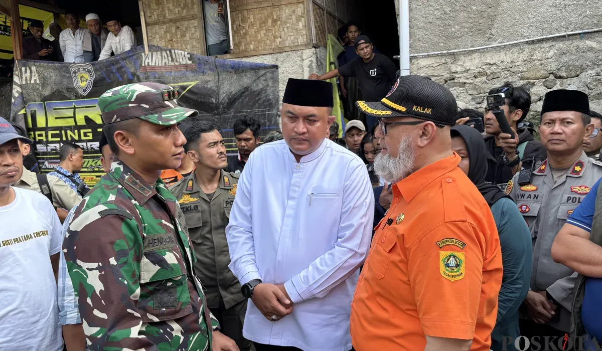 Bupati Bogor Rudy Susmanto meninjau bangunan majelis taklim yang ambruk di Ciomas, Kabupaten Bogor, Minggu, 7 September 2025. (Sumber: POSKOTA | Foto: Giffar Rivana)