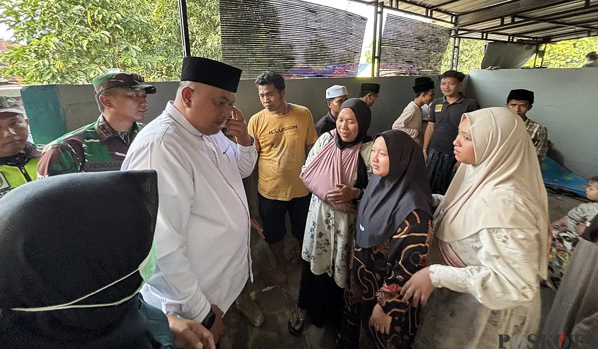 Bupati Bogor, Rudy Susmanto menjenguk korban ambruknya bangunan majelis taklim di Ciomas, Kabupaten Bogor pada Minggu, 7 September 2025. (Sumber: POSKOTA | Foto: Giffar Rivana)