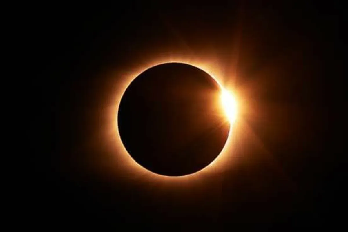 Fenomena gerhana bulan total atau blood moon dapat terlihat jelas dari Indonesia pada 7-8 September 2025. (Sumber: Pinterest)