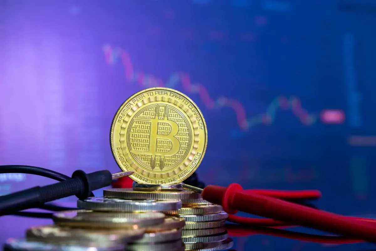 Perbandingan investasi emas vs bitcoin di era digital. (Sumber: Freepik)
