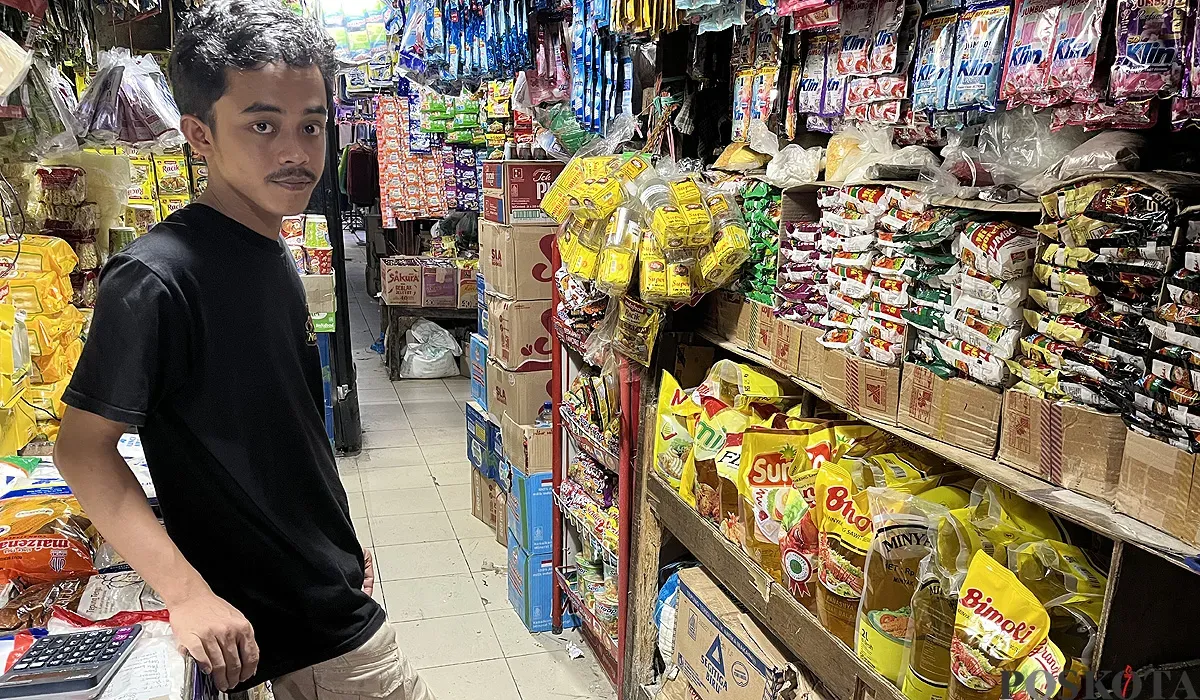 Fajar, 21 tahun, pedagang tradisional di Pasar Kebayoran Lama, Jakarta Selatan. (Sumber: POSKOTA | Foto: Pandi Ramedhan)