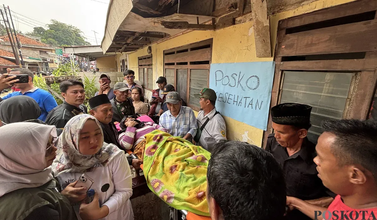 Warga mengevakuasi korban luka akibat bangunan majelis taklim yang ambruk di Kampung Ciapus, Kecamatan Ciomas, Kabupaten Bogor pada Minggu pagi, 7 September 2025. (Sumber: POSKOTA | Foto: Giffar Rivana)