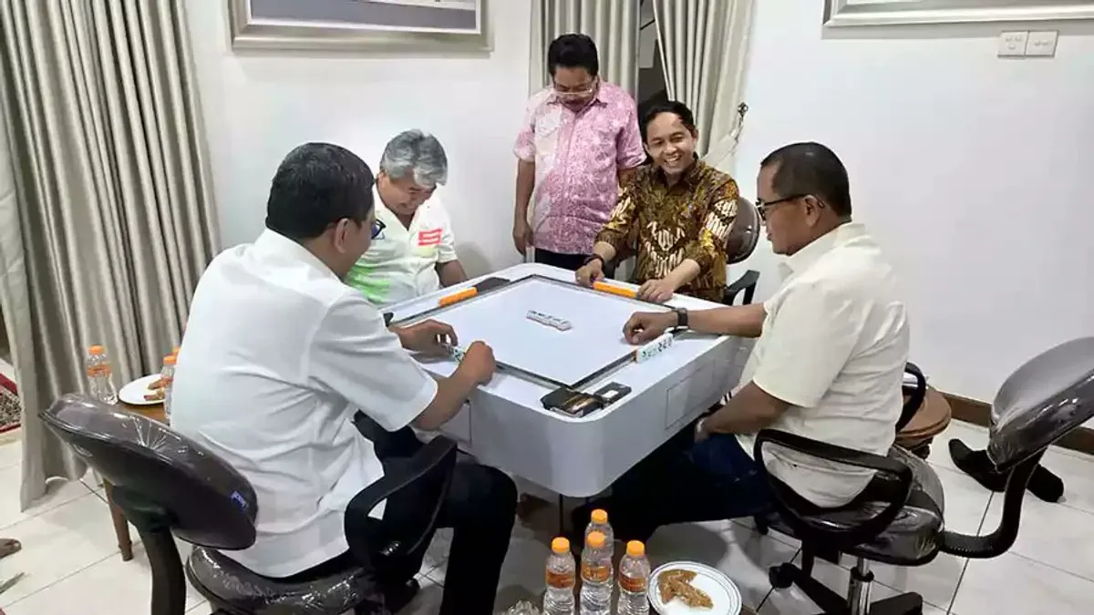 Nama Azis Wellang menjadi sorotan setelah fotonya bersama Menteri Kehutanan, Raja Juli Antoni, saat bermain domino viral di media sosial. (Sumber: X/@Ary_PrasKe2)