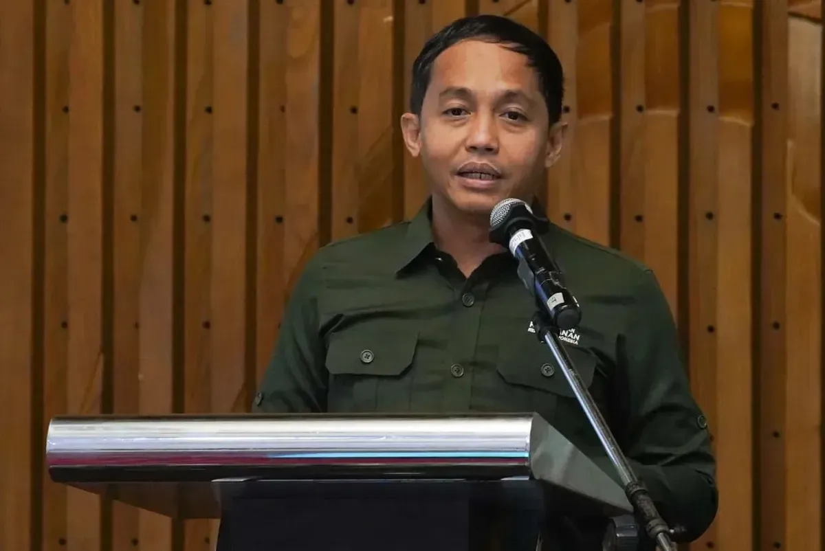 Menteri Kehutanan, Raja Juli Antoni viral usai dirinya terekam bermain domino bersama Azis Wellang. (Sumber: Instagram/@rajaantoni)